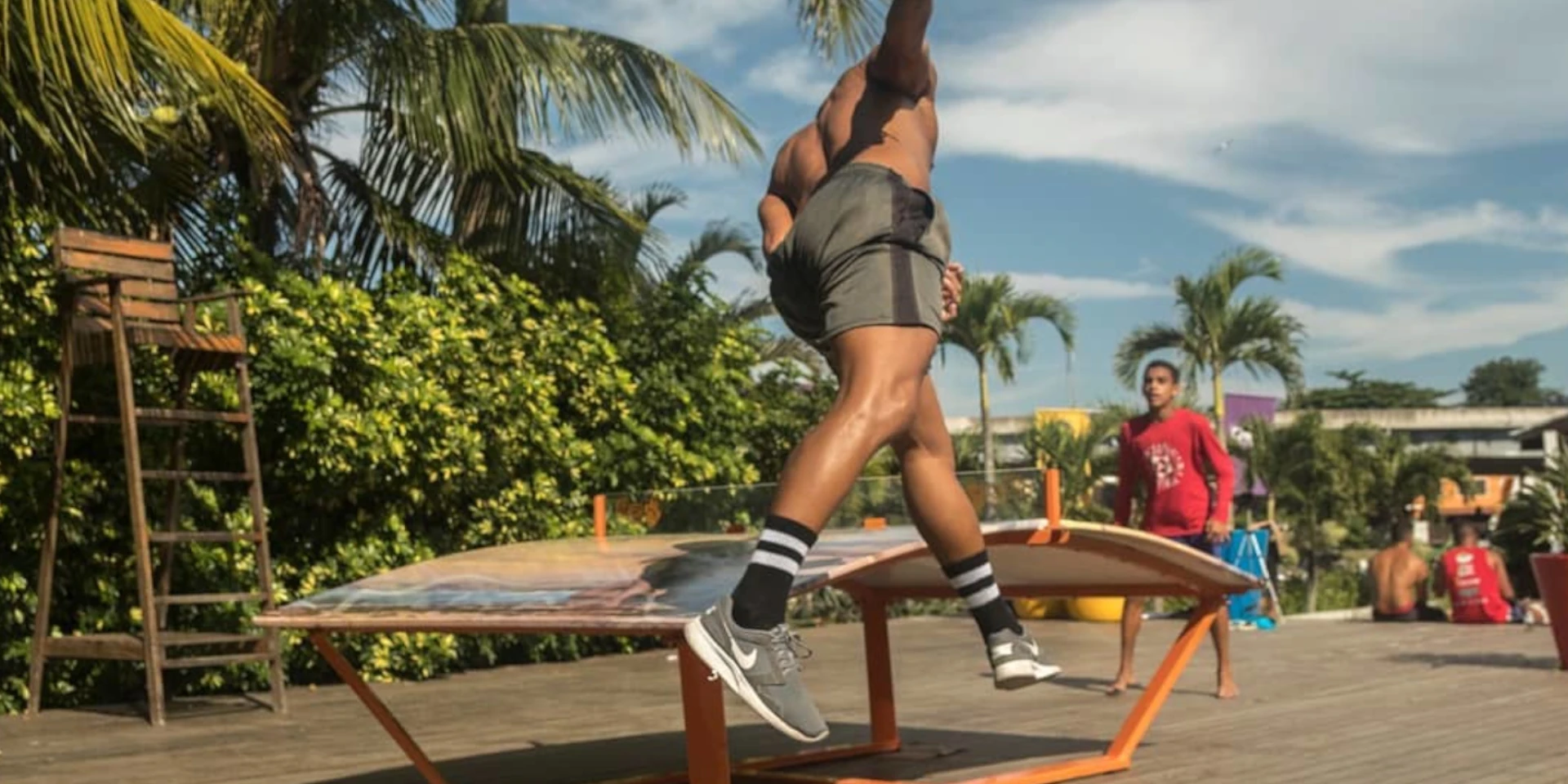 Mesa Garra Futmesa em praia ao pôr‑do‑sol